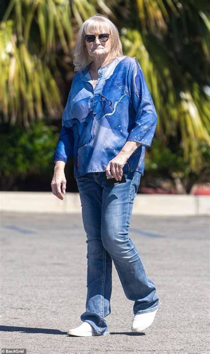 Julie Rowe Net Worth
